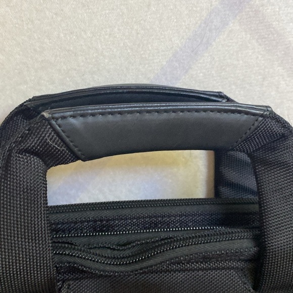 Targus Corporate Traveler Laptop Bag in Black - Picture 12 of 16